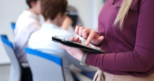 Femme Affaires Utilisant Une Tablette Numérique Dans Bureau Occupé — Photo