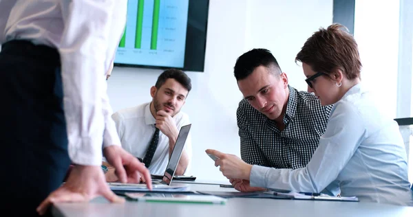 Geschäftspartner Treffen Sich Modernen Büro — Stockfoto