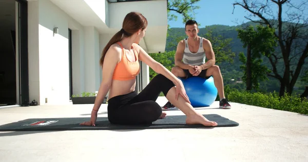 Par gör Stretching övningar tillsammans — Stockfoto