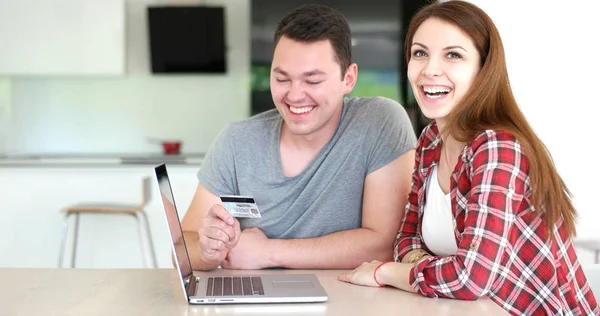 Para przy użyciu laptopa do sklepu Online w nowoczesny apartament — Zdjęcie stockowe
