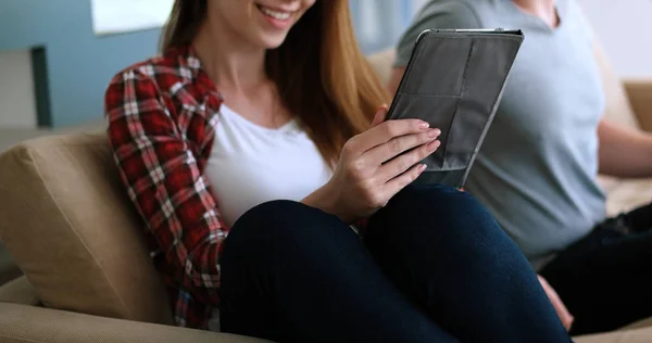 Pareja joven usando tableta digital en casa —  Fotos de Stock
