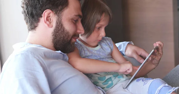 Père Fille en utilisant Tablette dans un appartement moderne — Photo