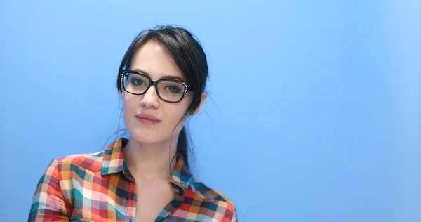 Mujer sonriendo vistiendo un par de gafas grandes —  Fotos de Stock