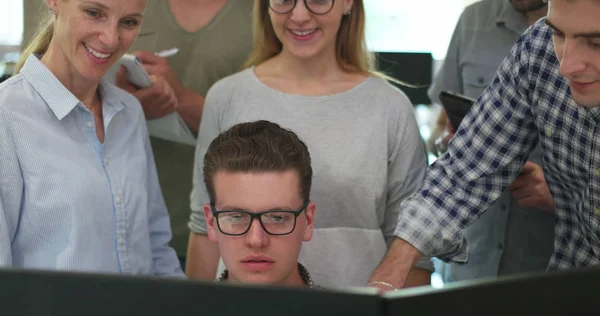 Groep Van Zakenmensen Bespreken Businessplan Het Kantoor — Stockfoto