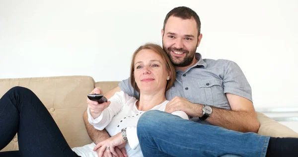 Senioren-Paar vor Fernseher in moderner Villa — Stockfoto