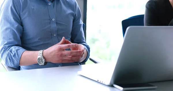 Giovane uomo d'affari in startup office — Foto Stock