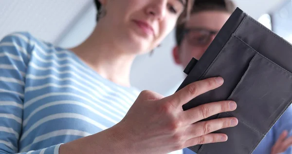 Laag Hoek Schot Van Zakenman Vrouw Met Behulp Van Digitale — Stockfoto