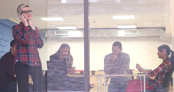 商界妇女从窗口看问题 在商务会议上使用手机 — 图库照片