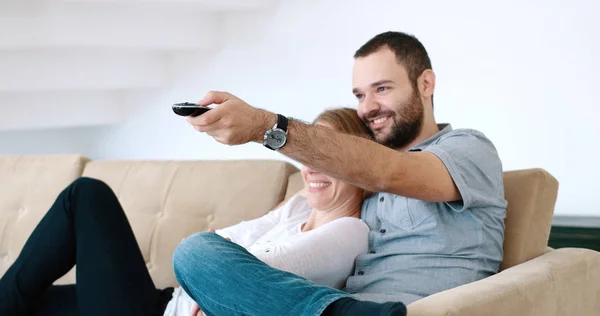 Senoior pareja viendo tv en moderno chalet — Foto de Stock