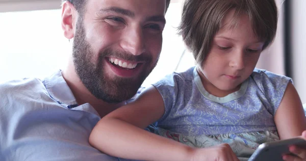 Pai Filha usando Tablet no apartamento moderno — Fotografia de Stock