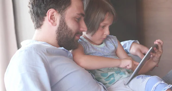 Pai Filha usando Tablet no apartamento moderno — Fotografia de Stock