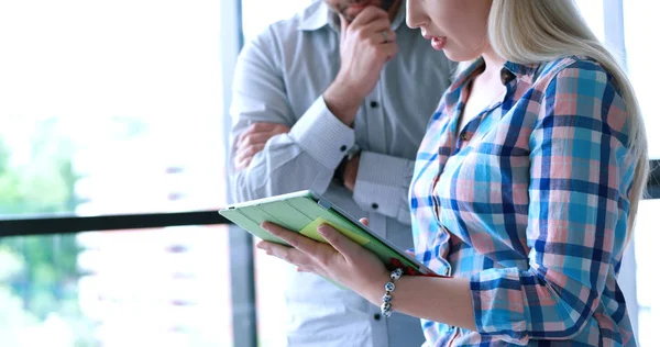 Zwei Geschäftsleute arbeiten im Startup-Büro mit Tablet — Stockfoto