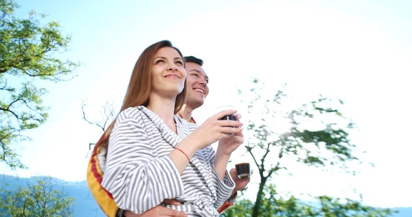 Casal beber café no terraço — Fotografia de Stock