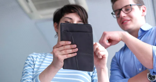 Low Angle Shot Businessman Woman Using Digital Tablet — Stock Photo, Image