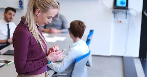 Kobieta Menedżer Pomocą Telefonu Komórkowego Biurze Wnętrza — Zdjęcie stockowe