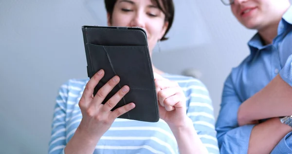 Plano Ángulo Bajo Del Hombre Negocios Mujer Usando Tableta Digital — Foto de Stock