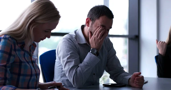 Gruppe Von Geschäftsleuten Diskutiert Businessplan Büro — Stockfoto