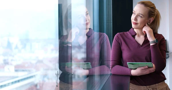 Pretty Businesswoman usando tableta en edificio de oficinas por ventana —  Fotos de Stock