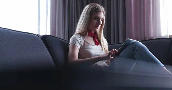 Mujer usando tableta en hermoso apartamento —  Fotos de Stock