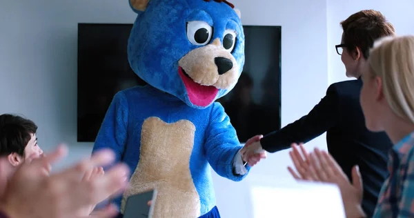 老板装扮成泰迪熊 与现代公司办公室的人一起玩乐 — 图库照片