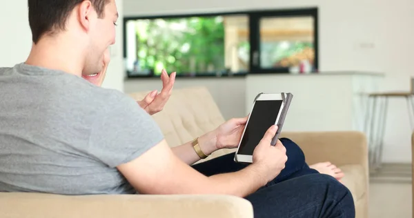 Pareja joven usando tableta digital en casa — Foto de Stock