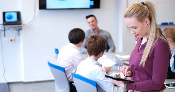 Business Woman Korzystanie Tabletu Cyfrowego Busy Office — Zdjęcie stockowe