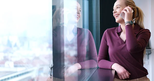 Elegante vrouw die mobiele telefoon gebruikt — Stockfoto