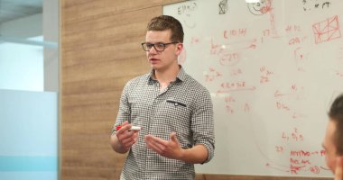 başlangıç ofiste genç işadamı