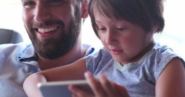 Baba kız Tablet modern daire içinde kullanma