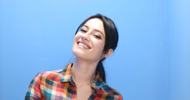 Stüdyoda poz veren güzel bir kadın.