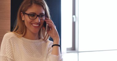 Sarışın kahve içiyor, rahatlatıcı hayat tarzının tadını çıkarıyor.