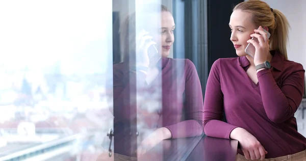 Elegante donna utilizzando il telefono cellulare — Foto Stock