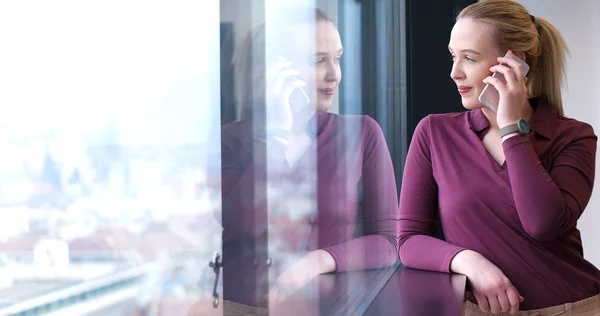 Elegant kvinna som använder mobiltelefon — Stockfoto