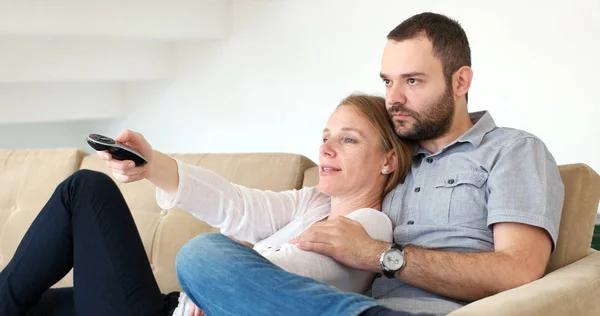 Para senoior oglądania telewizji w nowoczesnej willi — Zdjęcie stockowe