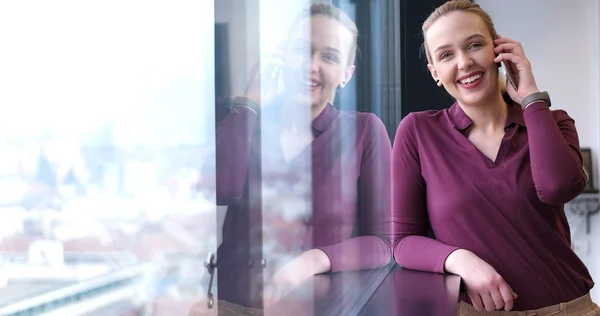 Elegante vrouw die mobiele telefoon gebruikt — Stockfoto