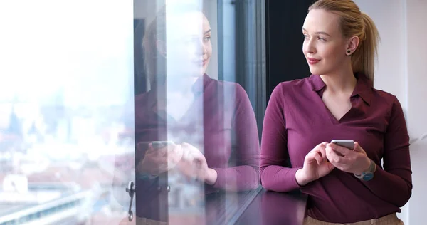 Elegante vrouw die mobiele telefoon gebruikt — Stockfoto