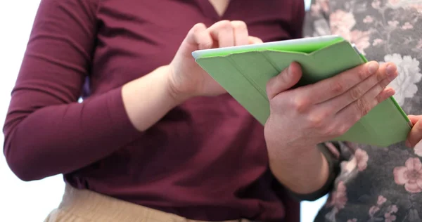 Laag Hoek Schot Van Zakenman Vrouw Met Behulp Van Digitale — Stockfoto