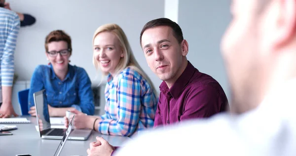 Gruppe Von Geschäftsleuten Diskutiert Businessplan Büro — Stockfoto