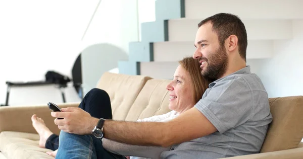 Senoior pareja viendo tv en moderno chalet —  Fotos de Stock