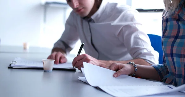 Groep Van Zakenmensen Bespreken Businessplan Het Kantoor — Stockfoto