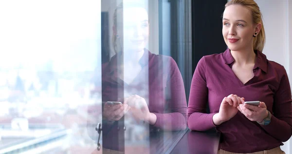 Elegante donna utilizzando il telefono cellulare — Foto Stock