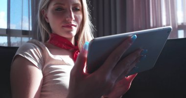 güzel dairede tablet kullanan kadın