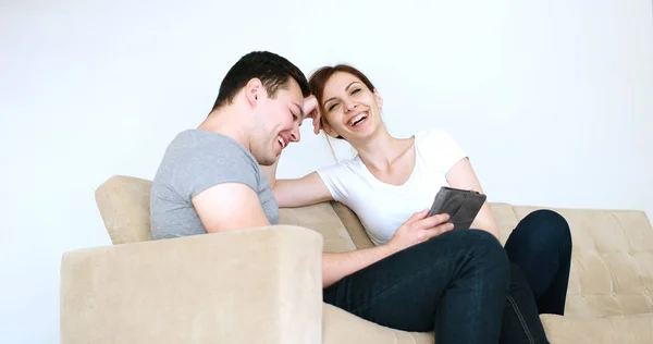 Junges Paar nutzt digitales Tablet zu Hause — Stockfoto