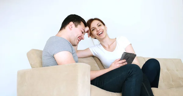 Pareja joven usando tableta digital en casa —  Fotos de Stock