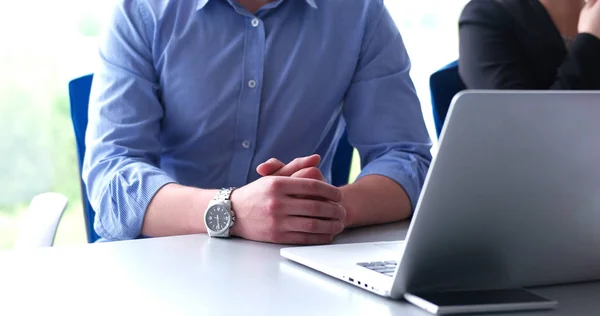 Jovem empresário em startup office — Fotografia de Stock