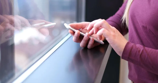 Manager donna che utilizza il telefono cellulare in ufficio — Foto Stock