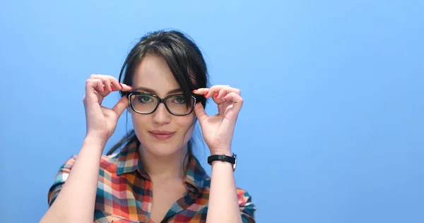 Mujer sonriendo vistiendo un par de gafas grandes — Foto de Stock