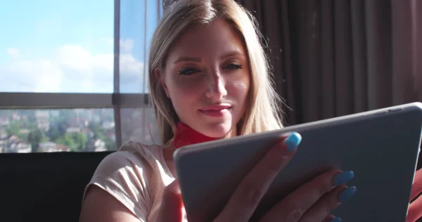 Žena používající tabletu v krásném bytě — Stock fotografie
