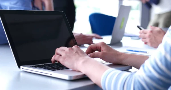 Geschäftsleute Treffen Sich Hellen Büro Und Schmieden Pläne Für Ihr — Stockfoto