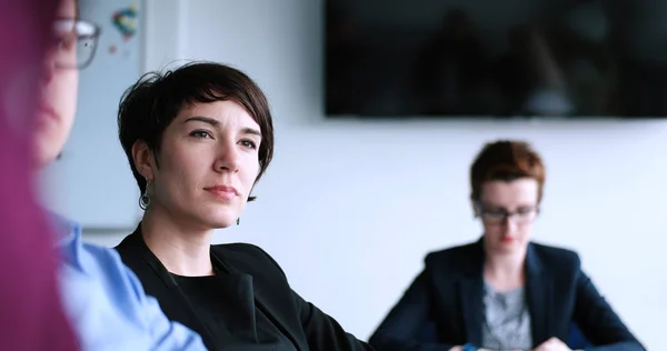 Groep Van Zakenmensen Bespreken Businessplan Het Kantoor — Stockfoto